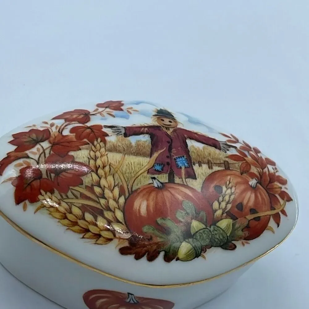 VTG Royal Yarmouth Music trinket box “ Autumn Leaves “ 1986.